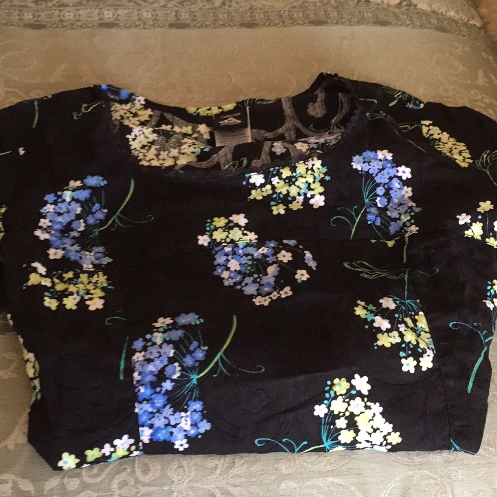 Scrub tops - Picture 2 of 2